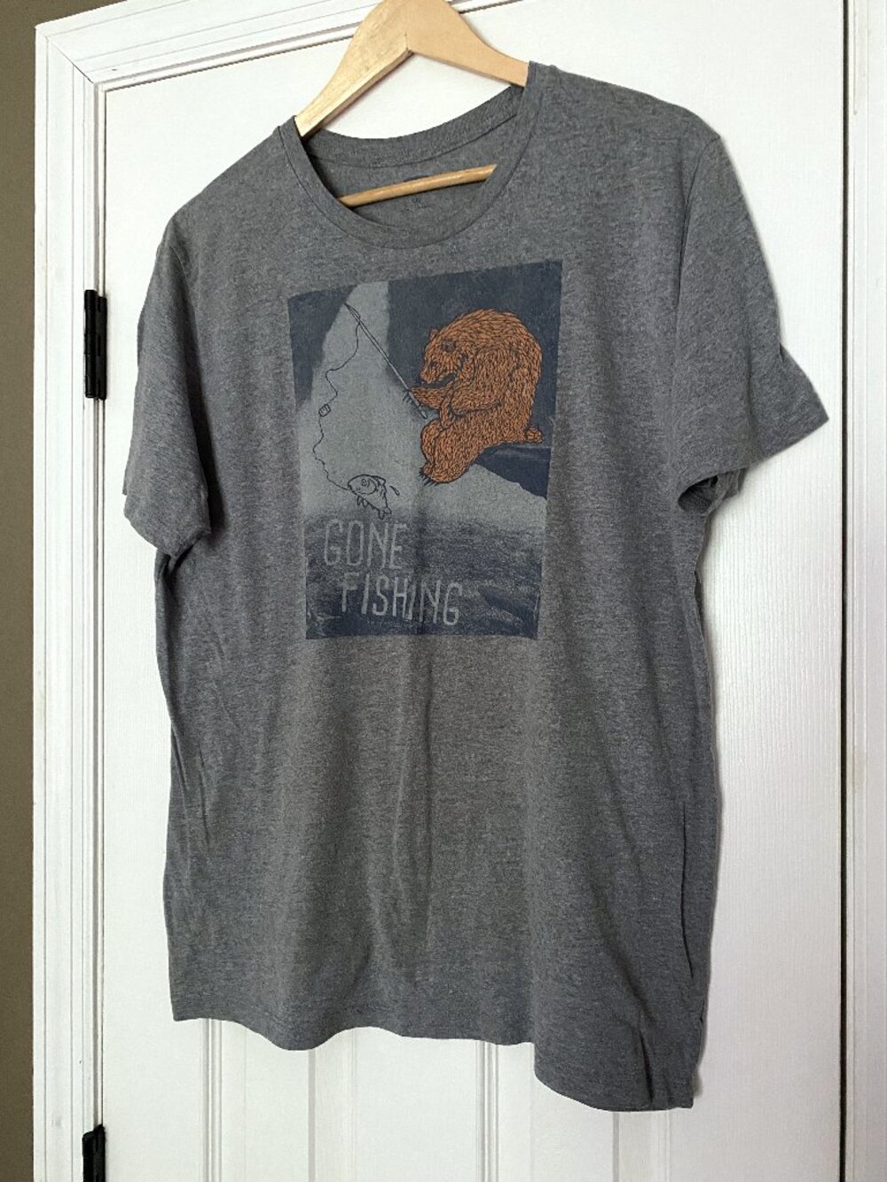 OLD NAVY - Gone Fishing grey Tshirt - Size: Men's Large